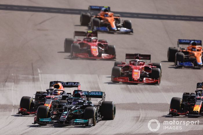 Lewis Hamilton, Mercedes W12, Max Verstappen, Red Bull Racing RB16B, Sergio Pérez, Red Bull Racing RB16B, Charles Leclerc, Ferrari SF21, y el resto de la parrilla en la primera vuelta