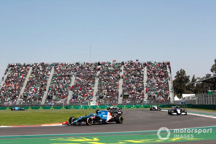 Fernando Alonso, Alpine A521, Nicholas Latifi, Williams FW43B, y Mick Schumacher, Haas VF-21, en la primera vuelta