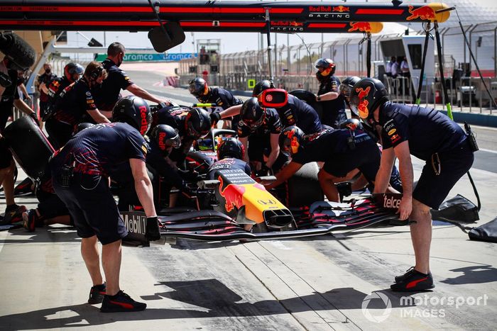 Los mecánicos montan un nuevo alerón delantero en el monoplaza de Sergio Pérez, Red Bull Racing RB16B 