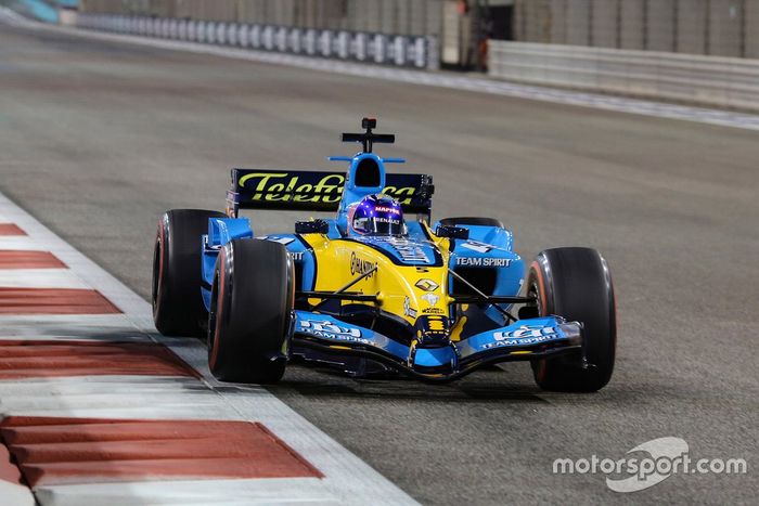 Exhibición con el Renault R25 de 2005 en Abu Dhabi 2020