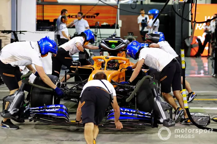 Lando Norris, McLaren MCL35, vuelve al box
