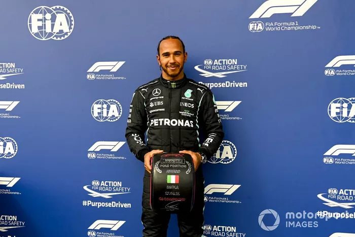 Ganador de la pole Lewis Hamilton, Mercedes, con el premio Pirelli Pole Position