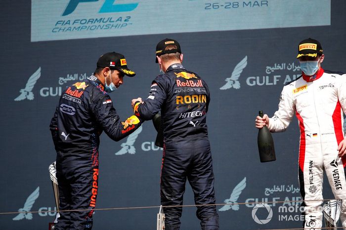 Podio: segundo lugar Jehan Daruvala, Carlin, ganador Liam Lawson, Hitech Grand Prix, y tercer lugar David Beckmann, Charouz Racing System