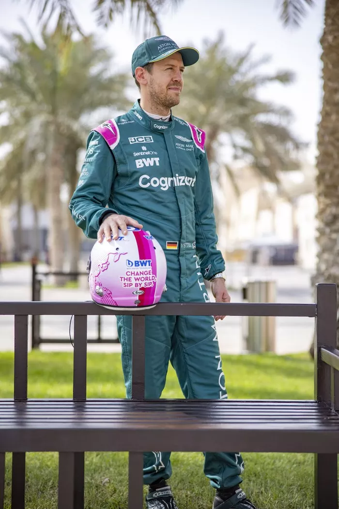 Sebastian Vettel, Aston Martin, con su casco rosa para 2021