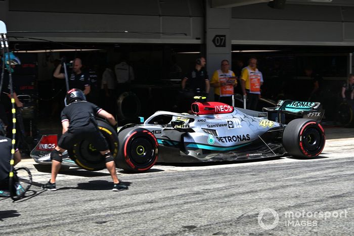 Lewis Hamilton, Mercedes W13, en boxes