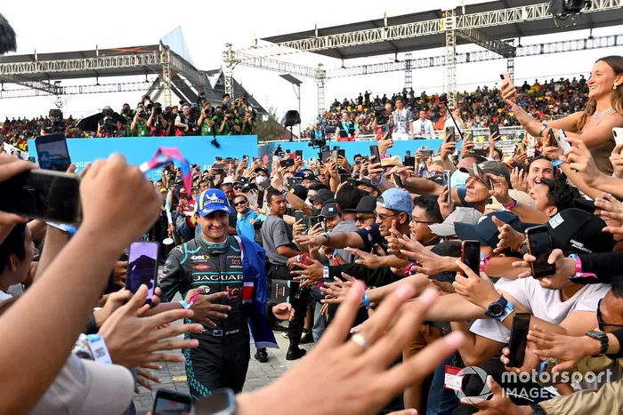 Mitch Evans, Jaguar Racing, 1ª posición, sube al podio