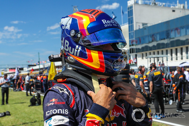 Carlos Sainz Jr., Scuderia Toro Rosso STR12 on the grid