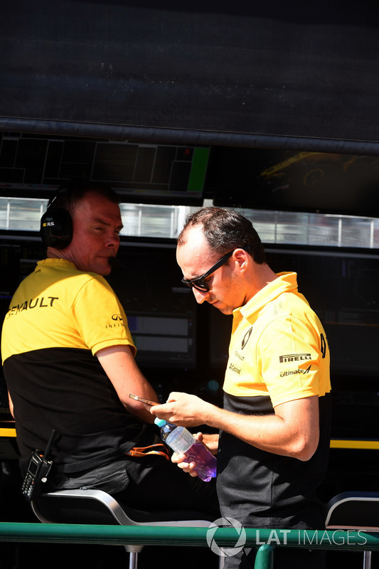 Алан Пермейн, гоночный инженер Renault Sport F1 Team и Роберт Кубица, Renault Sport F1 Team