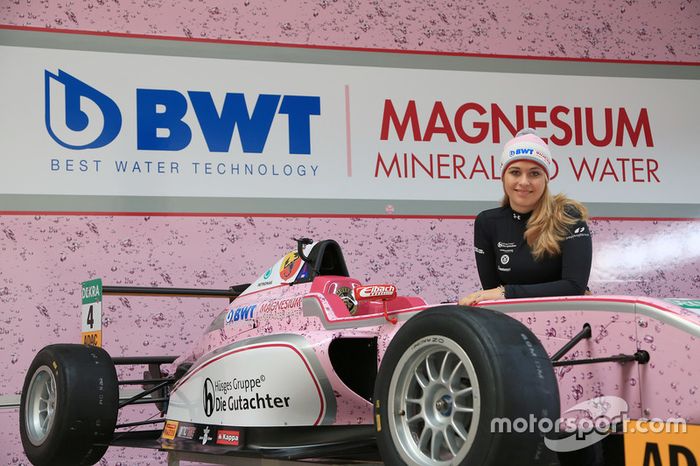 El F4 de Sophia Flörsch de Mücke Motorsport rodó en rosa, también por BWT...