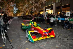 Lucas di Grassi, ABT Schaeffler Audi Sport, si esibisce lungo Marunouchi NakaDori Street
