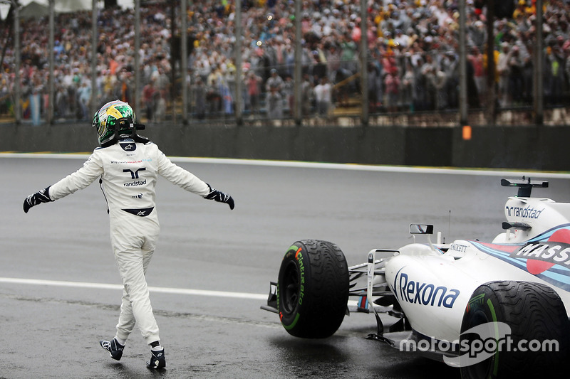 Felipe Massa, Williams FW38, salue la foule après son accident