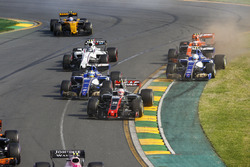 Rennstart: Kevin Magnussen, Haas F1 Team VF-17; Marcus Ericsson, Sauber C36; Antonio Giovinazzi, Sau