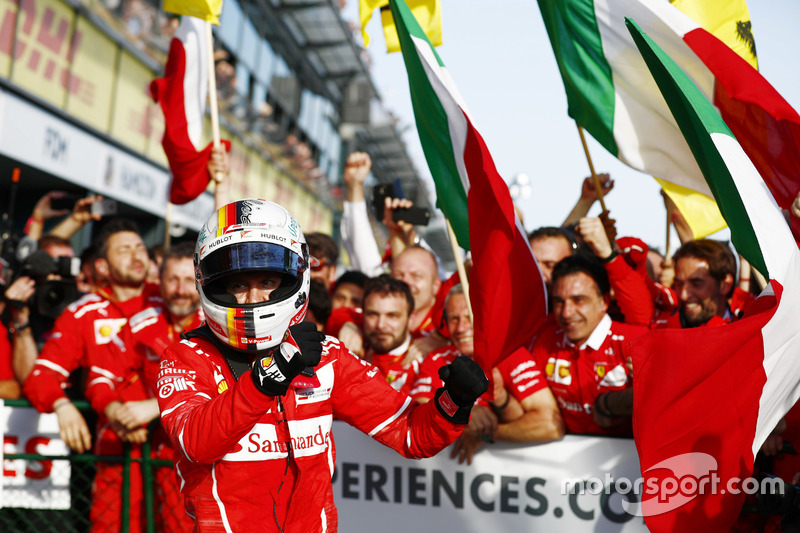 Sebastian Vettel, Ferrari, celebra su victoria con el equipo