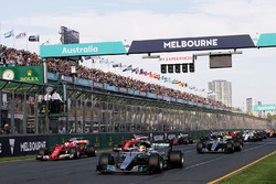 Lewis Hamilton, Mercedes AMG F1 W08 mène au départ de la course