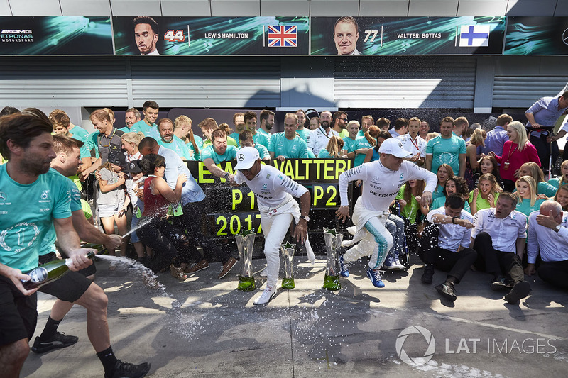 Race winner Lewis Hamilton, Mercedes AMG F1, Second place Valtteri Bottas, Mercedes AMG F1, the Mercedes team celebrate victory