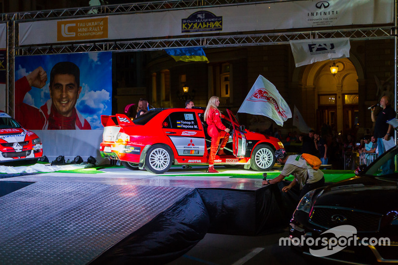 Ралі України (4WD Open, другий пілот): Марина Перова (Україна, на передньому плані)