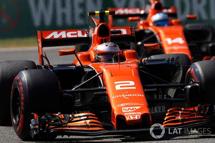 Stoffel Vandoorne, McLaren MCL32, Fernando Alonso, McLaren MCL32