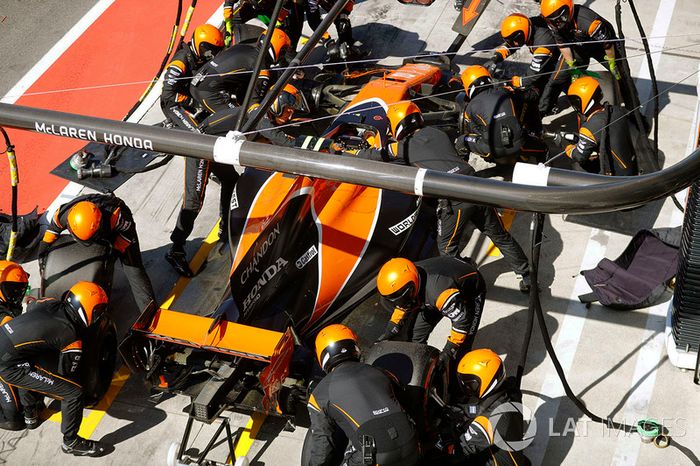 Stoffel Vandoorne, McLaren MCL32, haciendo un pit-stop