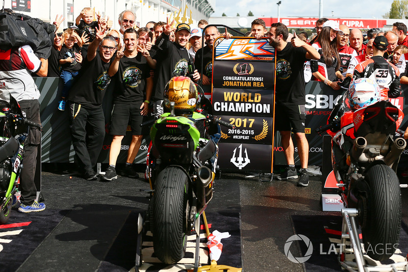 Il vincitore della gara e Campione 2017 Jonathan Rea, Kawasaki Racing
