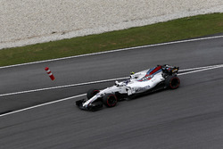 Lance Stroll, Williams FW40 runs wide into the bollard