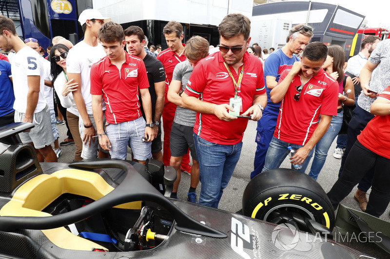Charles Leclerc, PREMA Powerteam y Antonio Fuoco, PREMA Powerteam, miran el nuevo coche de F2