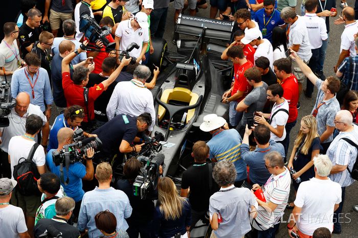El nuevo auto de F2 2018 en el paddock
