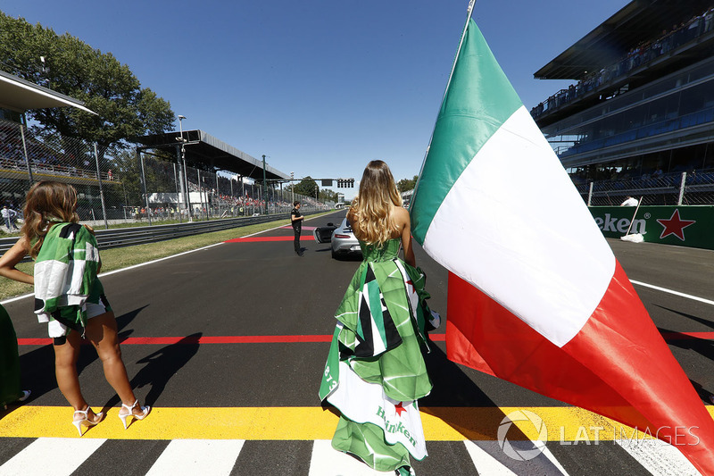 Chica de la parrilla, la bandera italiana