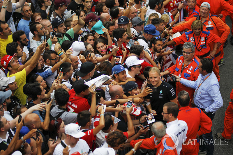 Valtteri Bottas, Mercedes AMG F1 fans selfie