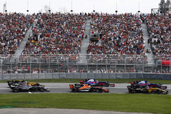 Nico Hulkenberg, Renault Sport F1 Team RS17., Daniil Kvyat, Scuderia Toro Rosso STR12, Carlos Sainz