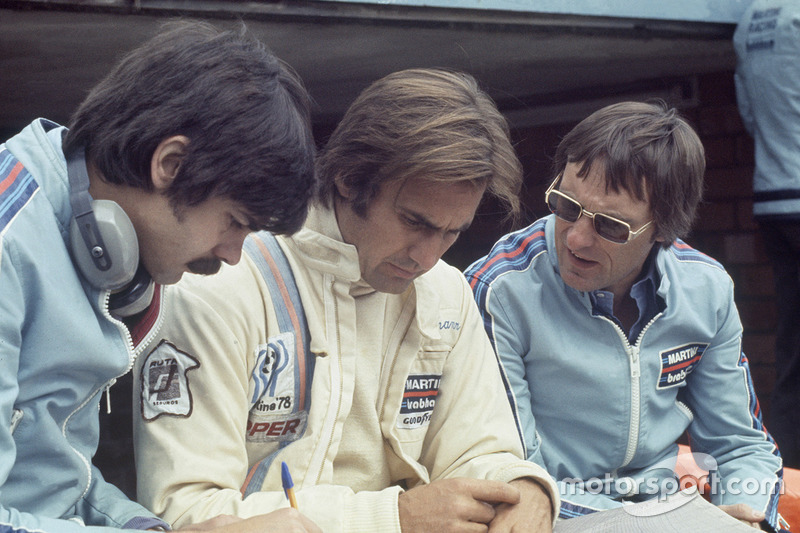 Gordon Murray and Bernie Ecclestone with Carlos Reutemann, Brabham BT44B-Ford