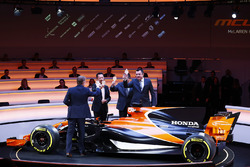 Simon Lazenby, Yusuke Hasegawa, Zak Brown, Eric Boullier und der McLaren MCL32