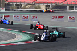 Harrison Newey devant Joey Mawson