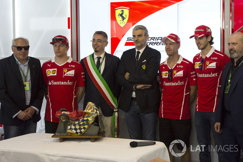 Кімі Райкконен, Ferrari, керівник команди Ferrari, Себастьян Феттель, Ferrari, Антоніо Джовінацці, Ferrari