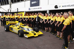 La RS01 du Renault Sport F1 Team dans la pitlane