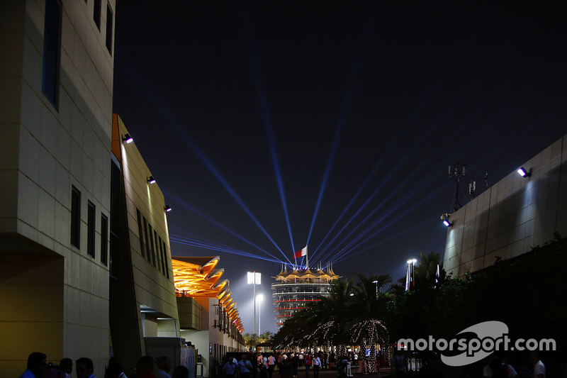 Fahrerlager am Bahrain International Circuit am Abend