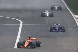 Fernando Alonso, McLaren MCL32, Daniil Kvyat, Scuderia Toro Rosso STR12 y Felipe Massa, Williams FW4