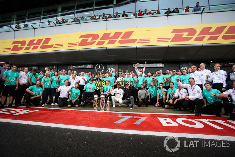 Lewis Hamilton HLewis, Mercedes AMG F1 celebra, champagne y los trofeos con Billy Monger y hermano N