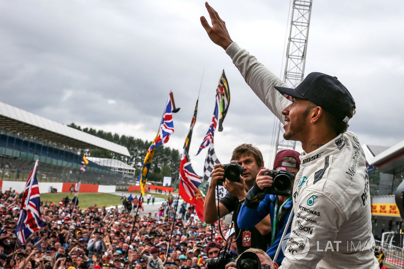 Ganador de la carrera Sam Bird, DS Virgin Racing Lewis Hamilton, Mercedes AMG F1 celebra con los fan