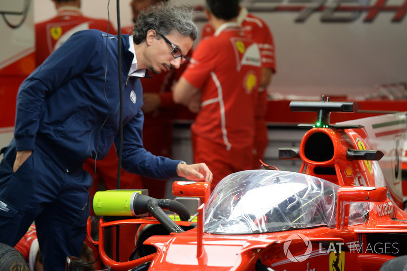 Laurent Mekies, directeur de la sécurité de la FIA, observe le Bouclier sur la Ferrari SF70H