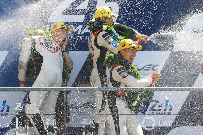 Podium LMP2 : les vainqueurs Ho-Pin Tung, Oliver Jarvis, Thomas Laurent, DC Racing