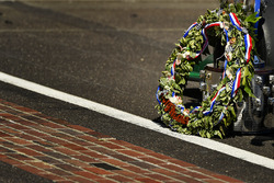 Takuma Sato, Andretti Autosport Honda, finish line with the Borg-Warner Trophy and wreath