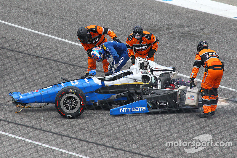 Scott Dixon, Chip Ganassi Racing Honda, sale el coche después de un gran accidente