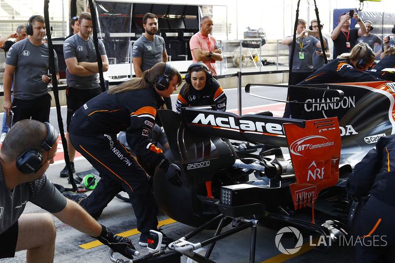 McLaren practica un pitstop con un equipo formado por mujeres