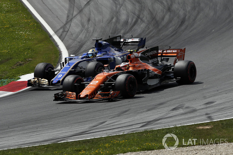 Marcus Ericsson, Sauber C36, Stoffel Vandoorne, McLaren MCL32