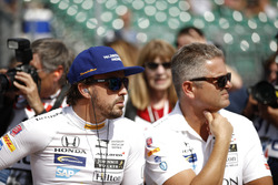Гонщик Andretti Autosport Honda Фернандо Алонсо и Жиль де Ферран