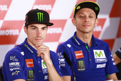 Гонщики Yamaha Factory Racing Маверик Виньялес и Валентино Росси