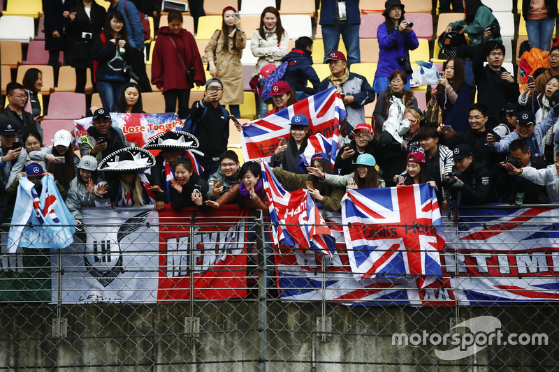 Fans Lewis Hamilton, Mercedes AMG, saat sesi FP2