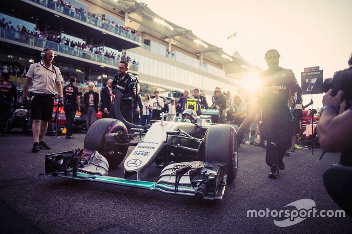 Nico Rosberg, de Mercedes AMG F1, 2016 victoria del Campeonato Mundial detrás de las cámaras