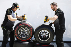 Інженери Pirelli працюють із шинами