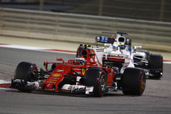 Кімі Райкконен, Ferrari SF70H, попереду Феліпе Масса, Williams FW40